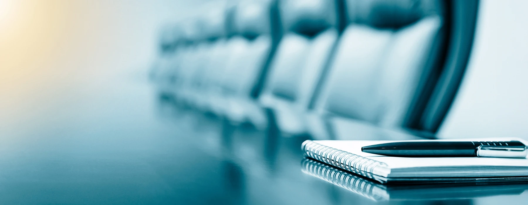 Management und Wirtschaft – Notizbuch und Kugelschreiber auf Konferenztisch als Symbol für Unternehmensführung und Strategie