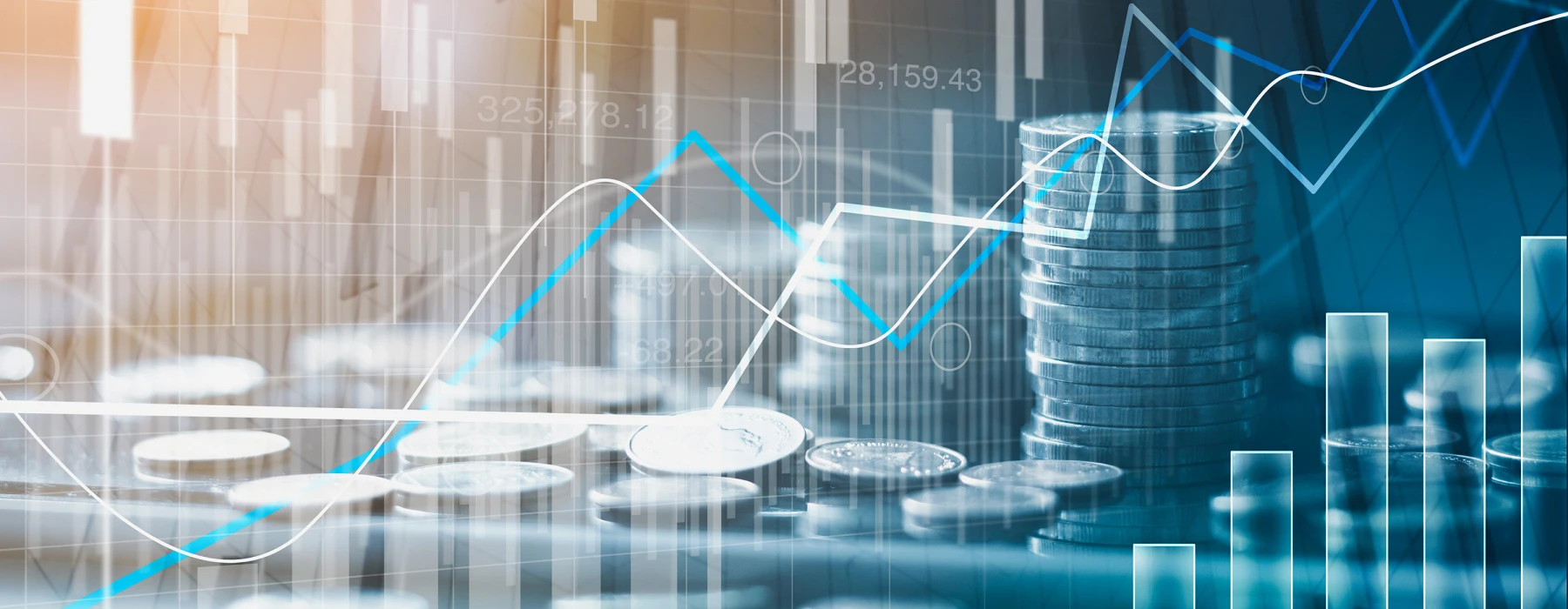 Bank- und Kapitalmarktrecht – Stapel Münzen und Finanzdiagramme mit steigenden Kurven, symbolisiert Finanzmarktregulierung, Investitionen und Bankrecht