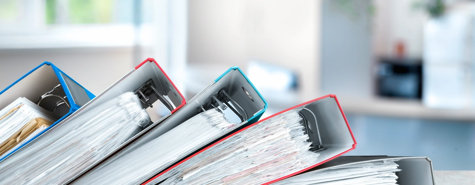 Verwaltungsrecht – Büroordner mit Dokumenten als Symbol für Verwaltungsvorschriften und Bürokratie