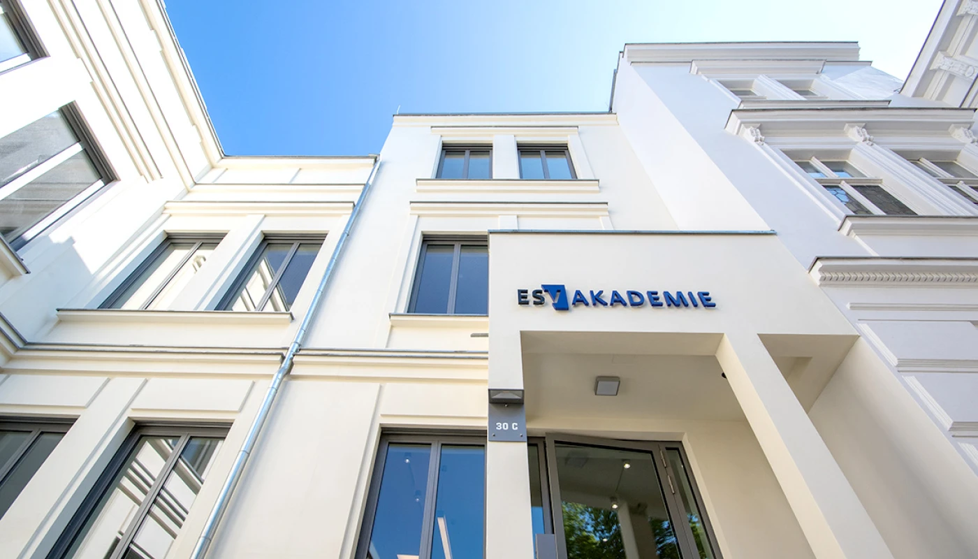 Blick auf den Eingangsbereich der ESV-Akademie mit Logo über der Tür