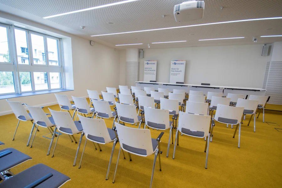 Seminarraum in Kinobestuhlung mit Fensterfront