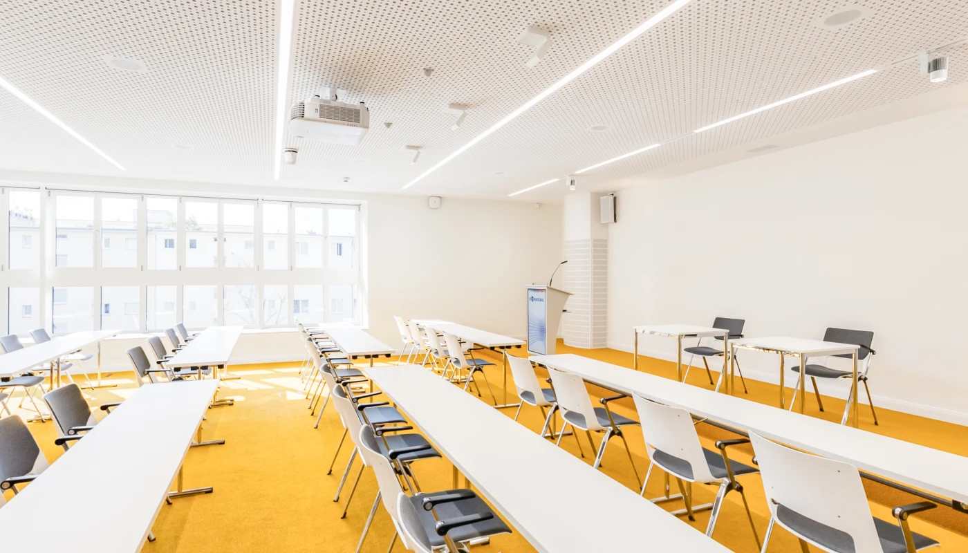 Seminarraum mit parlamentarischer Bestuhlung und Rednerpult