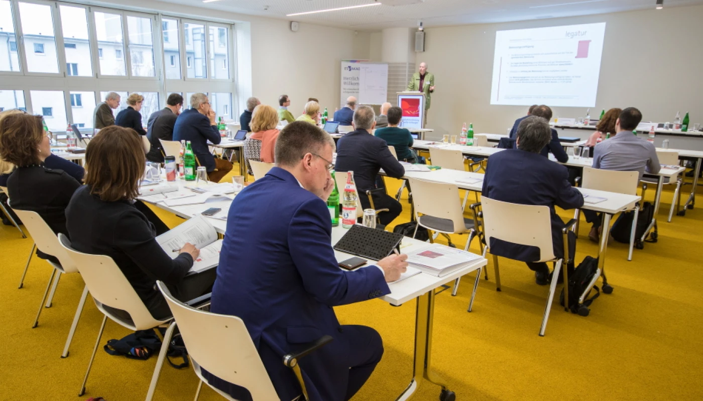 Einblick in ein laufendes Seminar mit Vortragssituation und Teilnehmenden