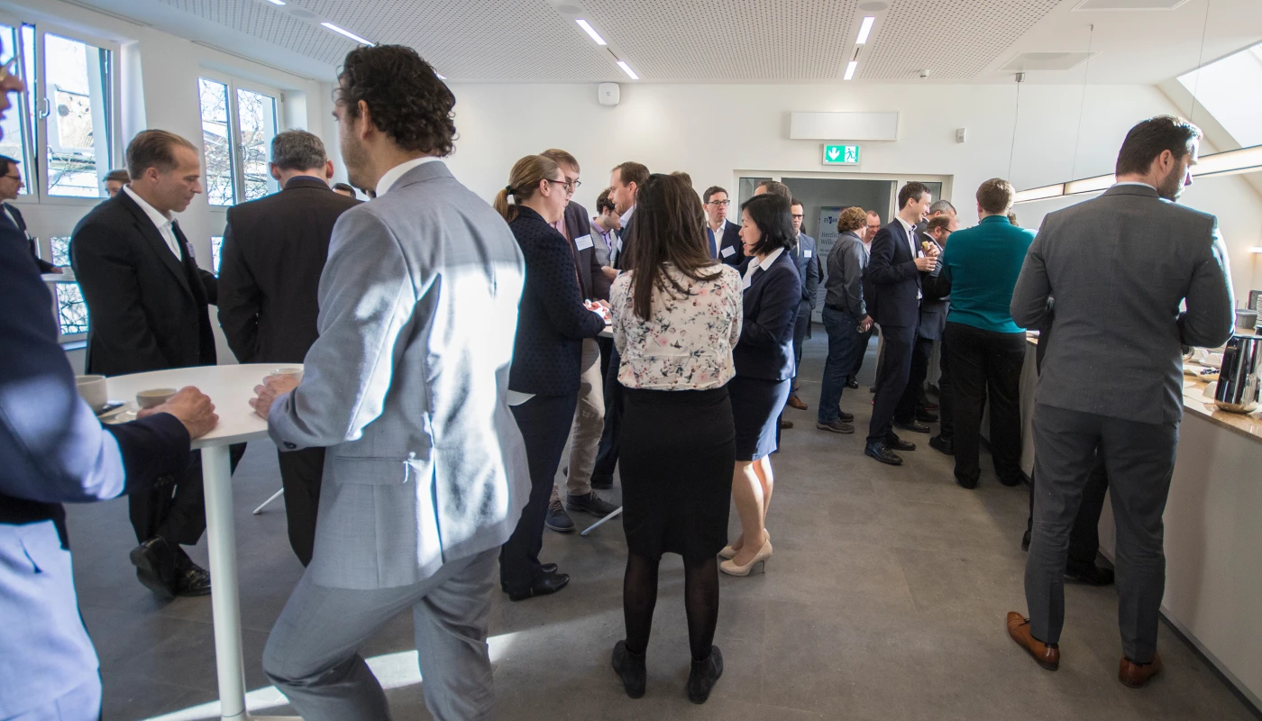 Gesprächssituation während einer Pause, Teilnehmende stehen im Austausch