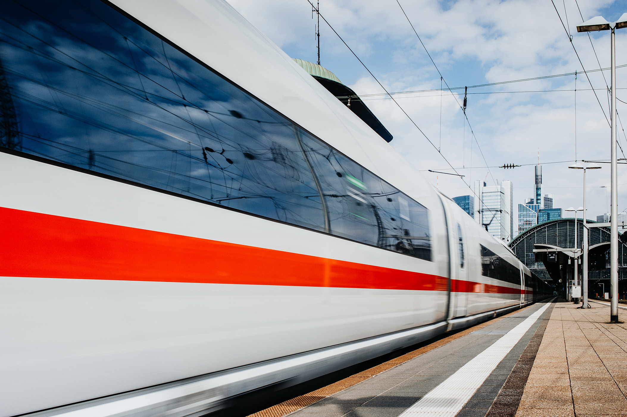 ICE-Zug der Deutschen Bahn am Bahnsteig, Symbolbild für klimafreundliche Anreise zur ESV-Akademie mit dem Veranstaltungsticket
