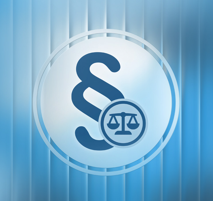 Paragraphenzeichen mit Waage vor blauem Hintergrund – symbolisiert aktuelle Rechtsprechung und Entwicklungen im Arbeitsrecht