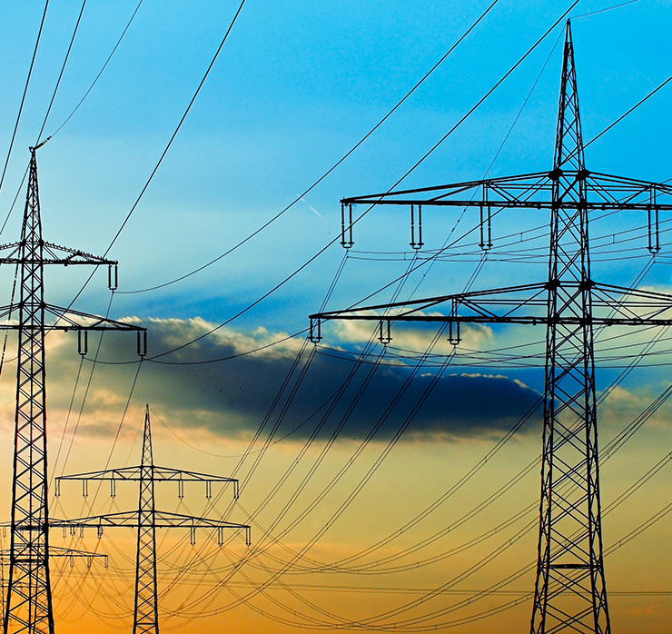 Strommasten als Symbol für Stromerzeugung und steuerliche Begünstigungen von Energieanlagen