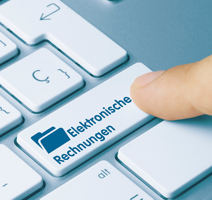 Tastatur mit digitalem Rechnungsbutton als Symbol für elektronische Rechnungsprozesse im Unternehmen