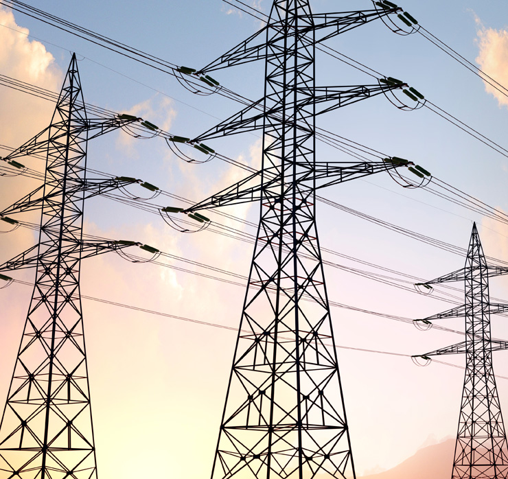Stromleitungen als Symbol für Energieversorgung und steuerliche Belastung