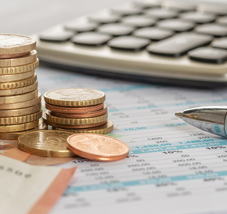 Euro-Münzen, Taschenrechner und Finanzunterlagen – Symbol für Körperschaftsteuer, Kapitalertragsteuer und Rechnungswesen