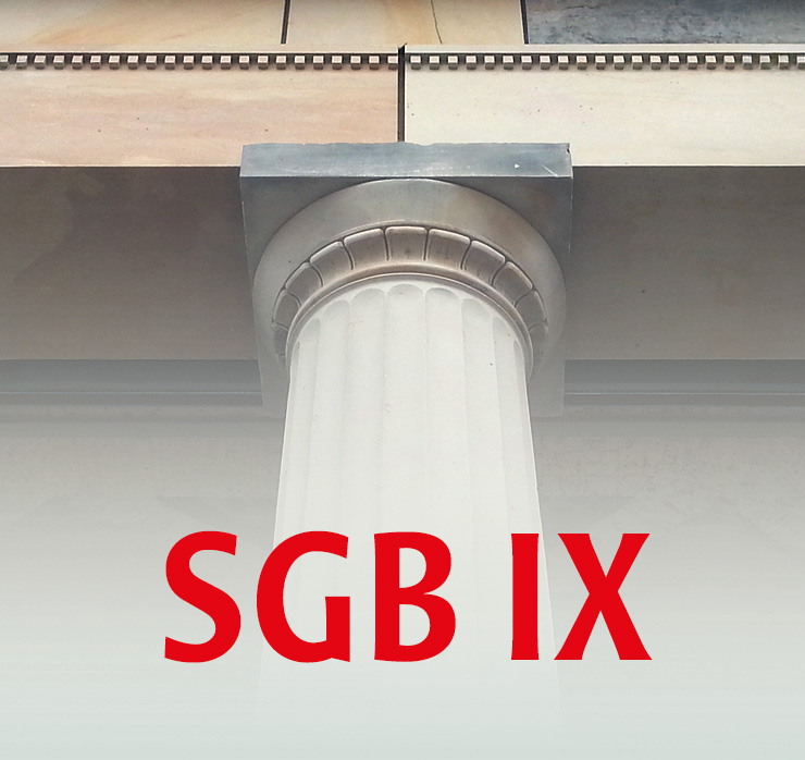 Säule mit Kapitell vor Gerichtsgebäude, darüber der Schriftzug „SGB IX“ in Rot
