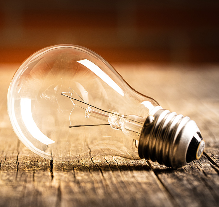 Glühbirne als Symbol für Energieverbrauch und steuerliche Entlastungsmöglichkeiten im Strom- und Energiesteuerrecht