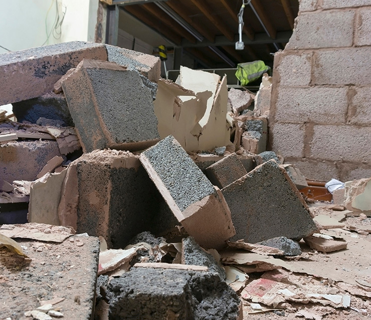 Bauschutt und Abbruchmaterial in einem entkernten Gebäude als Beispiel für Bau- und Abbruchabfälle.