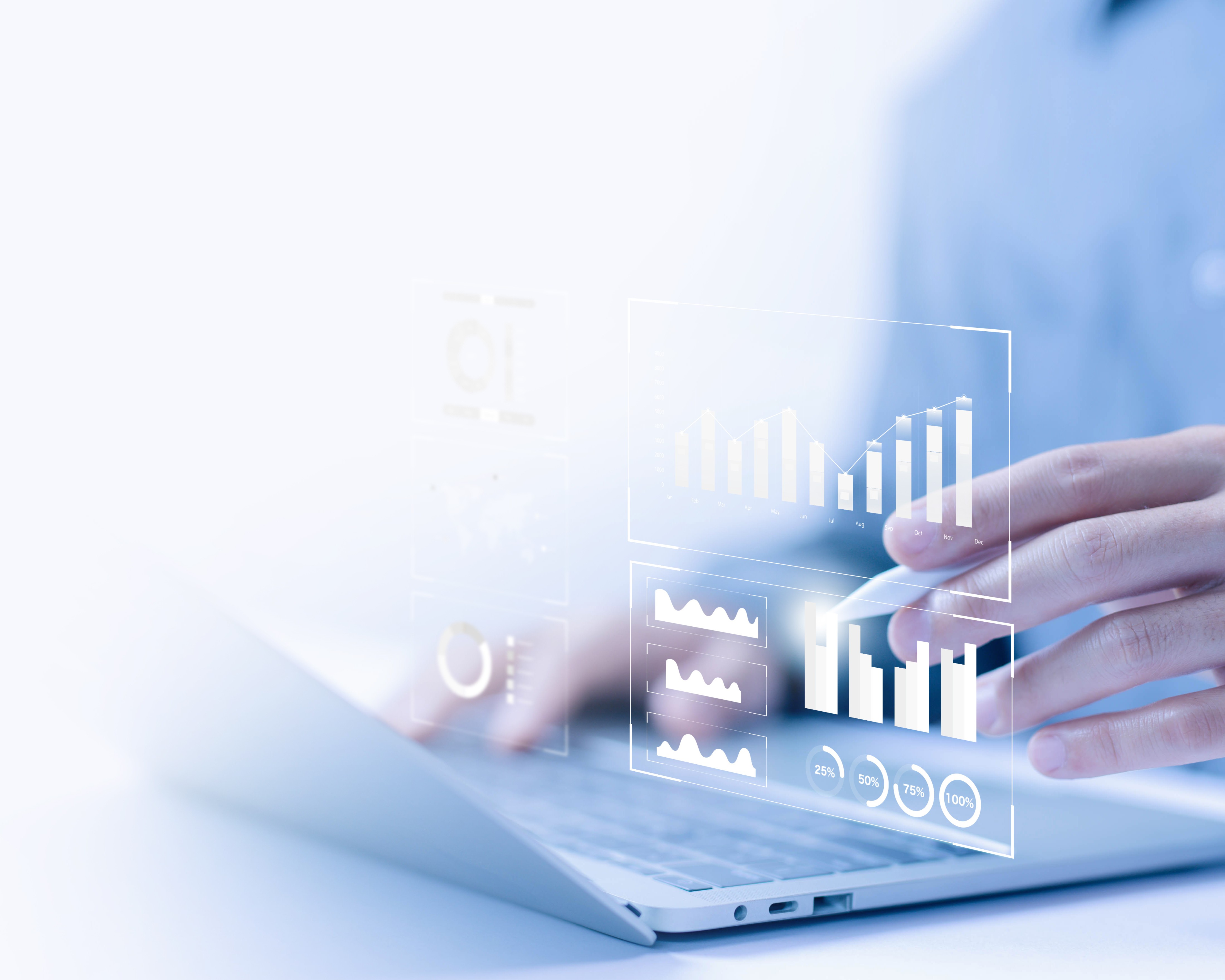 Person arbeitet an einem Laptop mit eingeblendeten digitalen Diagrammen und Auswertungen