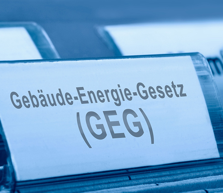 Karteiregister mit einem sichtbaren Registereintrag zum Gebäudeenergiegesetz (GEG) als Symbol für Gesetzgebungsverfahren und rechtliche Regelungen.