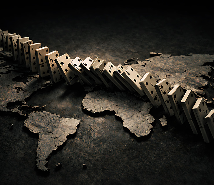 Dominosteine auf einer Weltkarte als Symbol für geopolitische Risiken, globale Krisen und mögliche Kettenreaktionen in Wirtschaft und Lieferketten.