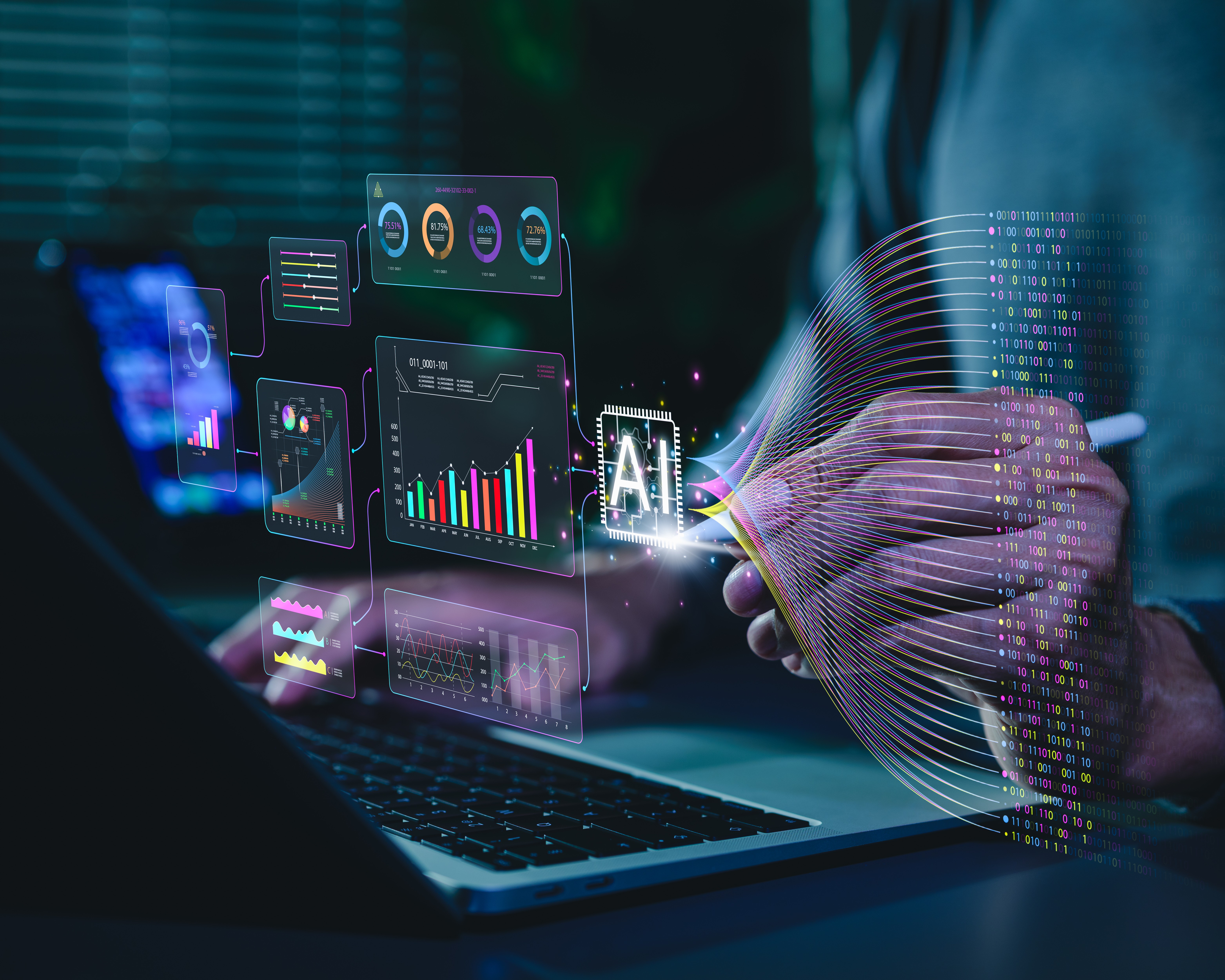 Laptop mit digitalen Analyse-Dashboards, Diagrammen und KI-Grafiken; daneben eine Person mit Stift vor einer visualisierten Datenverarbeitung.