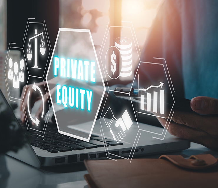 Person nutzt Laptop und Smartphone mit eingeblendeten Symbolen für Investitionen, Unternehmensentwicklung und Private Equity als Symbol für Beteiligungsmanagement und Wertsteigerung.