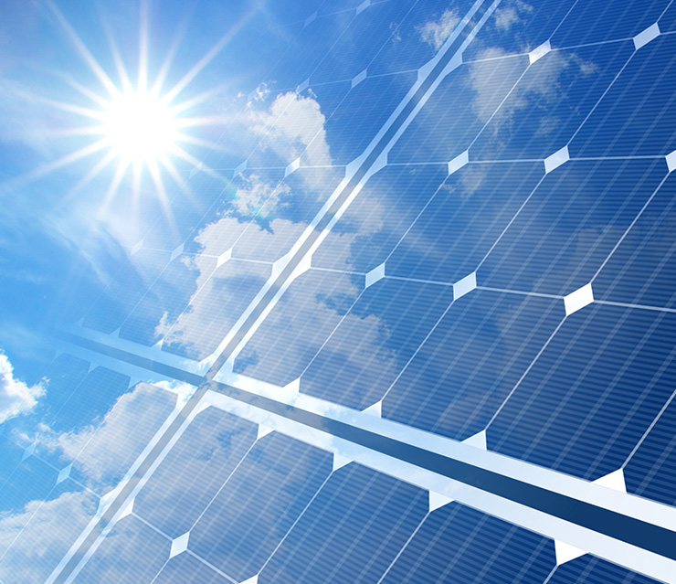 Solarmodule unter blauem Himmel mit Sonneneinstrahlung als Symbol für Photovoltaikanlagen und erneuerbare Energien nach dem EEG.