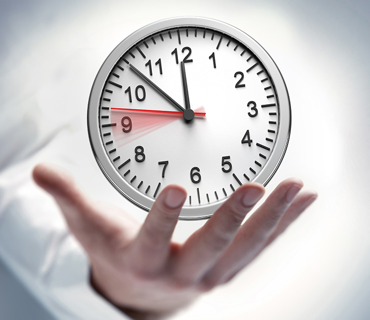 Analoge Uhr über einer ausgestreckten Hand als Symbol für Fristen, Verjährung und den Zeitablauf bei rechtlichen Forderungen.